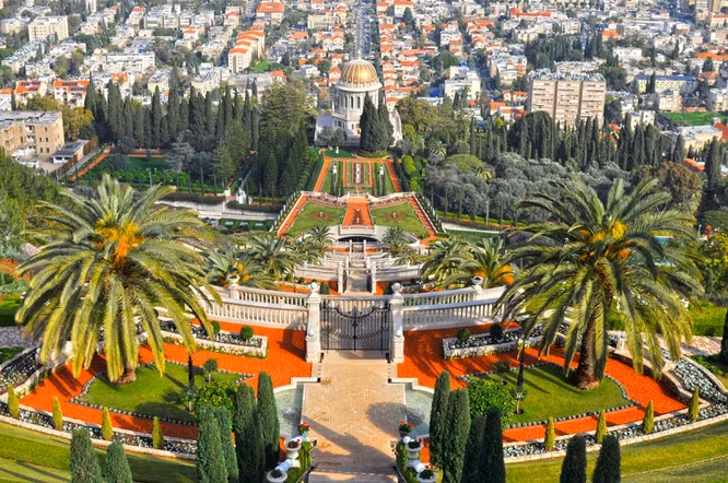  Vườn đạo Bahá'í (Haifa, Israel): Được xây dựng trên sườn núi Carmel có thể bao quát thành phố bên dưới cũng như nhìn được ra biển Địa Trung Hải, Vườn đạo Bahá’í là một trong những địa điểm thu hút khách du lịch hàng đầu ở Israel.