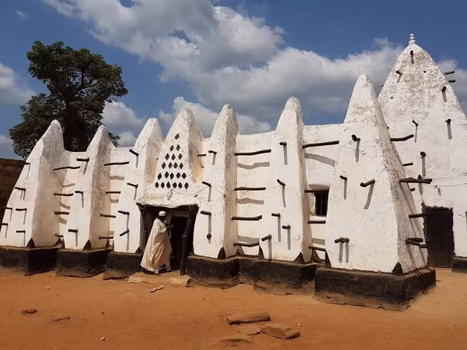  Nhà thờ Hồi giáo Larabanga (Larabanga, Ghana): Một trong những nhà thờ Hồi giáo lâu đời nhất ở Tây Phi, thường được gọi là Thánh địa Tây Phi. Mặc dù doanh thu đến từ dịch vụ du lịch được sử dụng để duy trì việc bảo tồn công trình nhưng chỉ có những người Hồi giáo mới được phép bước vào bên trong nhà thờ này.