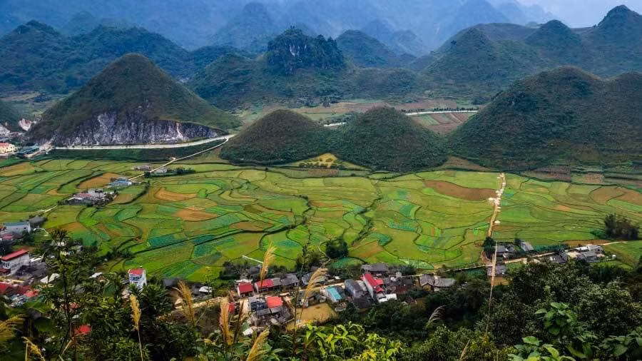  Cao nguyên đá Đồng Văn: Nằm ở vùng núi cực bắc của Việt Nam, có độ cao trung bình khoảng 1.400 – 1.600m, cao nguyên có nhiều khu vực núi đá vôi nằm sát chí tuyến Bắc, độ dốc khá lớn. Các thung lũng, sông, suối bị chia cắt nhiều. Hiện, cao nguyên đá Đồng Văn đã được UNESCO công nhận là công viên địa chất toàn cầu.