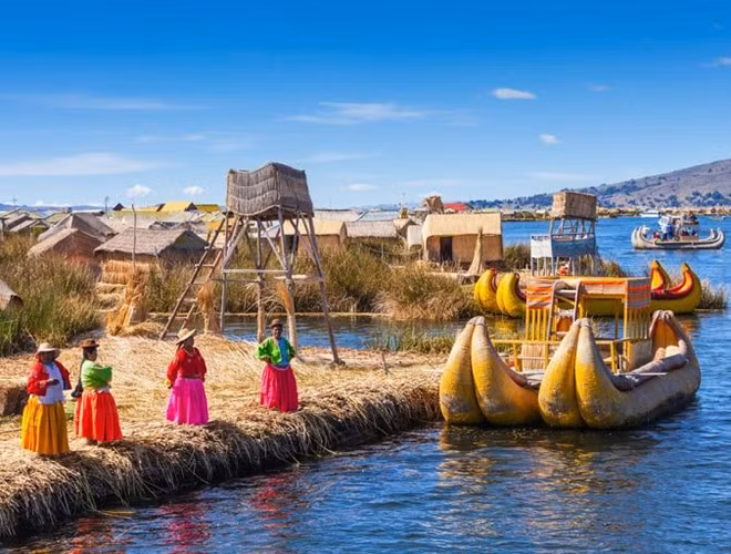 Sau một thời gian, "đảo" sẽ từ từ chìm xuống, nên cứ khoảng 6 tháng, người dân Uros lại phải xây dựng nhà mới trên những vùng lau sậy khác. Đặc biệt, ở đây không dùng đồ nấu nướng để tránh việc cháy nổ