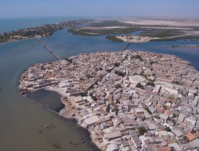 Đảo Fadiouth thuộc Senegal là hòn đảo đặc biệt nhất thế giới bởi bao phủ cả diện tích đảo chính là... vỏ sò. Từ quần áo, đồ lưu niệm đến nhà cửa, đường xá cho đến nghĩa trang đều liên quan tới vỏ sỏ