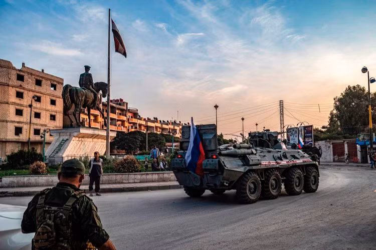 "Từ năm 2015 đến năm 2018, Nga đã mất ở Syria ít nhất 19 máy bay có người lái (11 trực thăng và 8 máy bay cánh cố định), dẫn đến cái chết của 23 thành viên phi hành đoàn và 37 hành khách trên khoang".