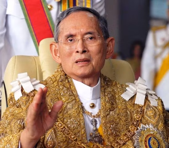 Sau khi Quốc vương Bhumibol Adulyadej qua đời năm 2016, chính quyền quân sự khẳng định địa vị của ông Vajiralongkorn là người kế vị làm vua Thái Lan. Ảnh: SU.