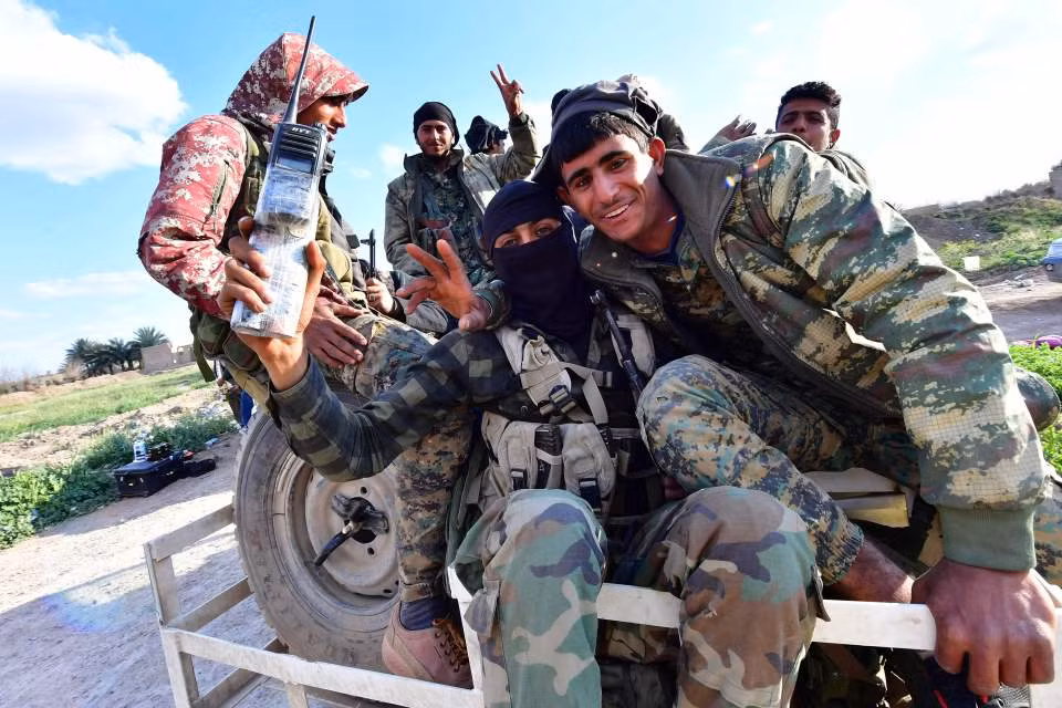 Phien quan IS ac chien luc luong SDF tai “chao lua” Baghouz-Hinh-5