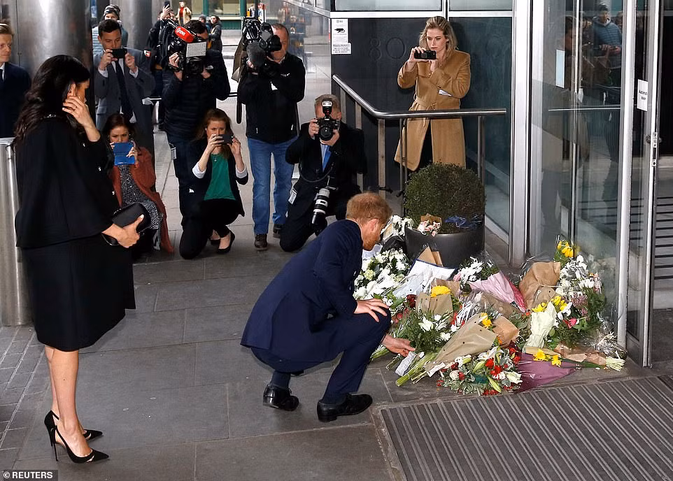Theo Daily Mail, ngày 19/3, Công nương Markle và chồng, Hoàng tử Harry, thay mặt gia đình Hoàng gia Anh đã tới toà nhà New Zealand House ở thủ đô London để đặt hoa tưởng niệm các nạn nhân trong vụ xả súng ở New Zealand khiến 50 người thiệt mạng và hàng chục người khác bị thương hôm 15/3. (Nguồn ảnh: Daily Mail)