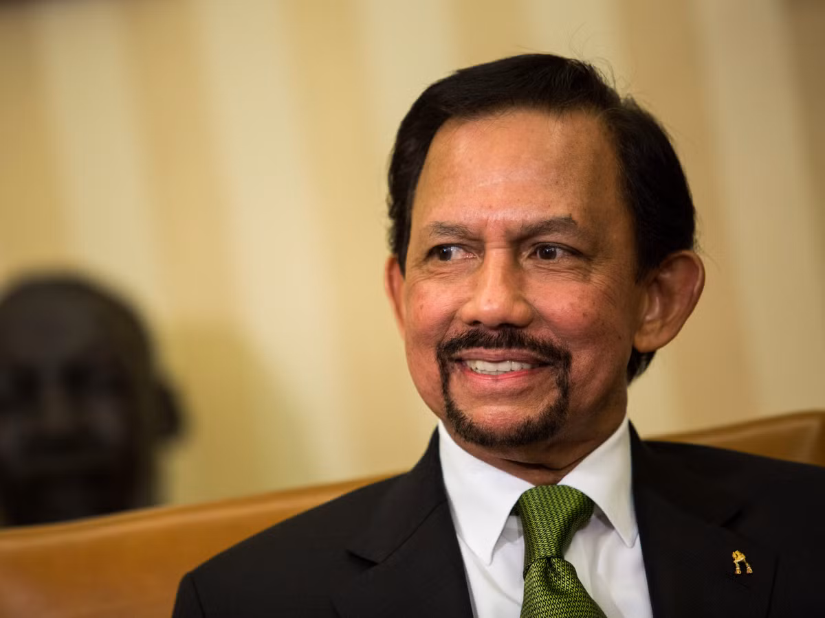 Quốc vương Brunei Hassanal Bolkiah đứng ở vị trí thứ hai trong danh sách các thành viên hoàng gia giàu nhất, với tài sản ròng 20 tỷ USD. Vị sultan của Brunei thu lợi nhuận từ ngành công nghiệp dầu khí. Ông sống trong cung điện lớn nhất thế giới có giá hơn 350 triệu USD và được cho là sở hữu hơn 600 chiếc Rolls-Royces siêu sang. Ảnh: BI.