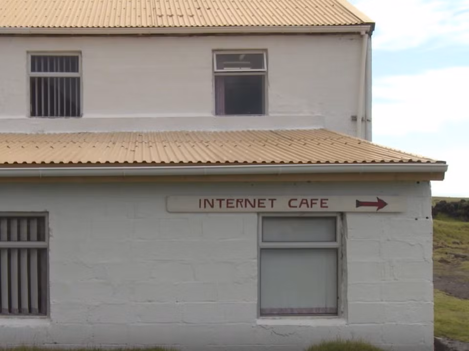 Còn đây là một quán cafe internet.