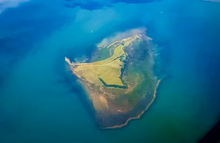Địa điểm "biệt lập" thứ hai là đảo Saint Helena ở Đại Tây Dương.