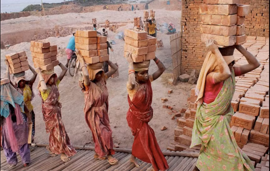 Phụ làm công việc nặng nhọc nhưng có nguy cơ bị trả lương thấp hơn đàn ông. Ảnh: India Times.
