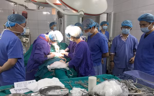 27 bác sĩ, điều dưỡng cứu nam thanh niên qua cơn nguy kịch 27 bac si, dieu duong cuu nam thanh nien qua con nguy kich
