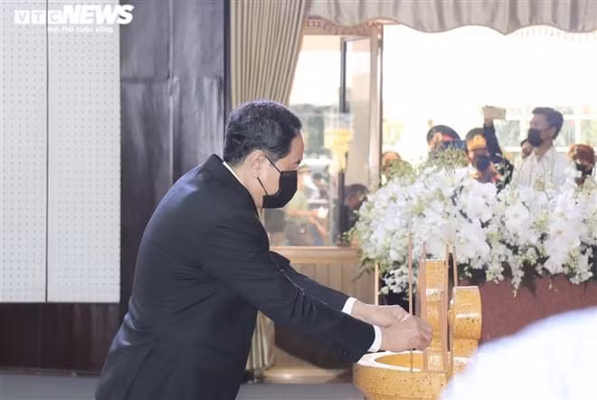 Chủ tịch Ủy ban Trung ương MTTQ Việt Nam Trần Thanh Mẫn thắp hương tưởng nhớ nguyên Phó Thủ tướng Trương Vĩnh Trọng.