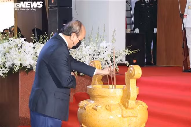 Thủ tướng Nguyễn Xuân Phúc thắp hương tưởng nhớ nguyên Phó Thủ tướng Trương Vĩnh Trọng.