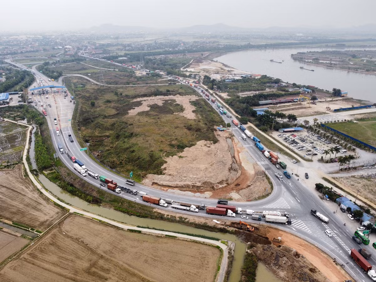 Tại trạm kiểm soát cao tốc Hà Nội - Hải Phòng giao với QL10 (huyện An Lão, TP Hải Phòng), lượng lớn xe tải, phương tiện cá nhân lưu thông qua. Do đó, việc kiểm soát, phòng chống COVID-19 của lực lượng liên ngành quá tải, xử lý không xuể.