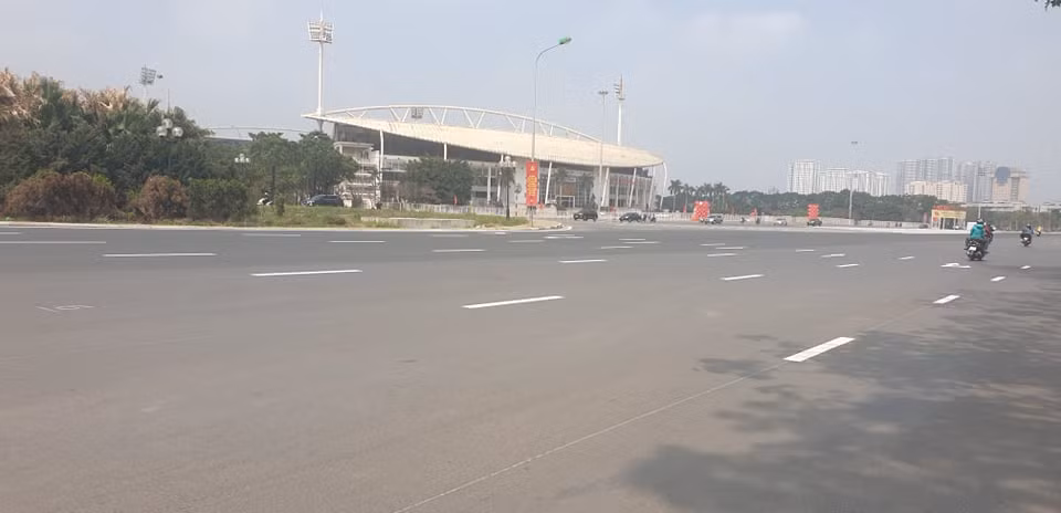 Duong dua F1 xuat hien vach ke duong, nguoi tham gia giao thong boi roi