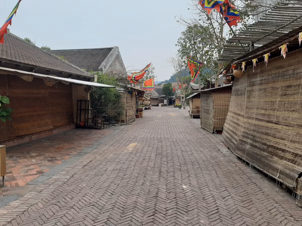 Những tuyến đường trong khuôn viên Trung tâm văn hóa lễ hội dịch vụ Yên Tử không tiếng bước chân.