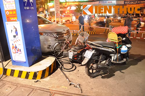 Xe dien dam nguoi o tram xang nhieu nguoi bi thuong hinh anh 2