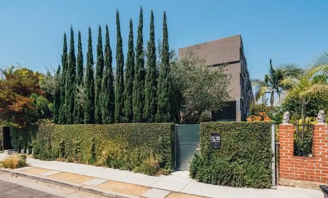 Bất động sản tọa lạc tại khu Venice, thành phố Los Angeles, được Emilia Clarke mua vào năm 2016 với giá hơn 4,6 triệu USD.