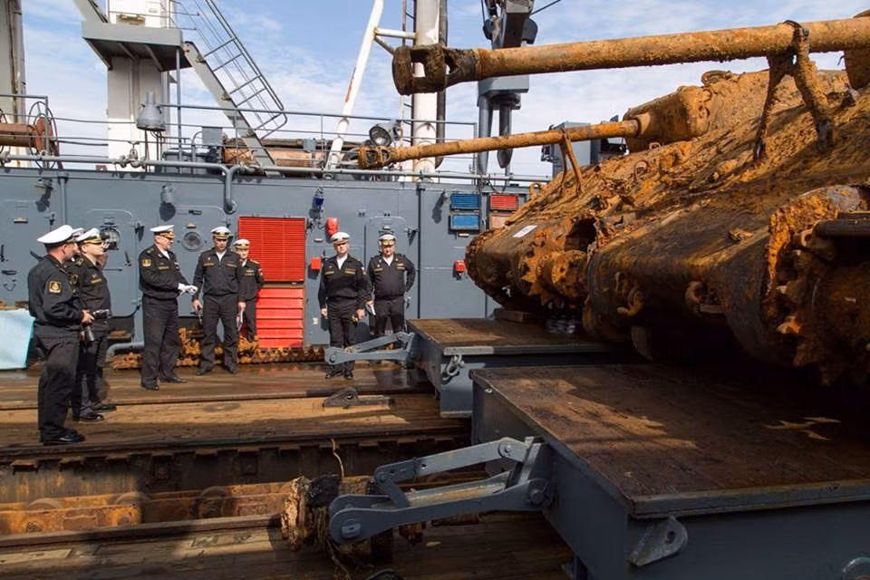 Theo các tài liệu giải mã, USS Thomas Donaldson chở theo 7.679 tấn khí tài và thiết bị, bao gồm ít nhất ba xe tăng Sherman, đang trên đường tới Liên Xô thì bị trúng ngư lôi của tàu ngầm phát xít Đức vào ngày 20/3/1945 tại biển Barents khi di chuyển cách bờ biển Na Uy 120 km. Nguồn ảnh: BQP Nga