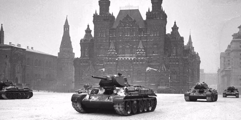 Sau đó, thủ đô Moscow trở thành một trong những mục tiêu quan trọng của phát xít Đức. Vào đầu tháng 10/1941, lực lượng Đức quốc xã chỉ cách thủ đô Moscow khoảng 200 km. Khoảng 1,8 triệu quân Đức thực hiện các cuộc tấn công ở ngoại ô Moscow nhằm nhanh chóng tiến sâu vào thủ đô của Liên Xô.