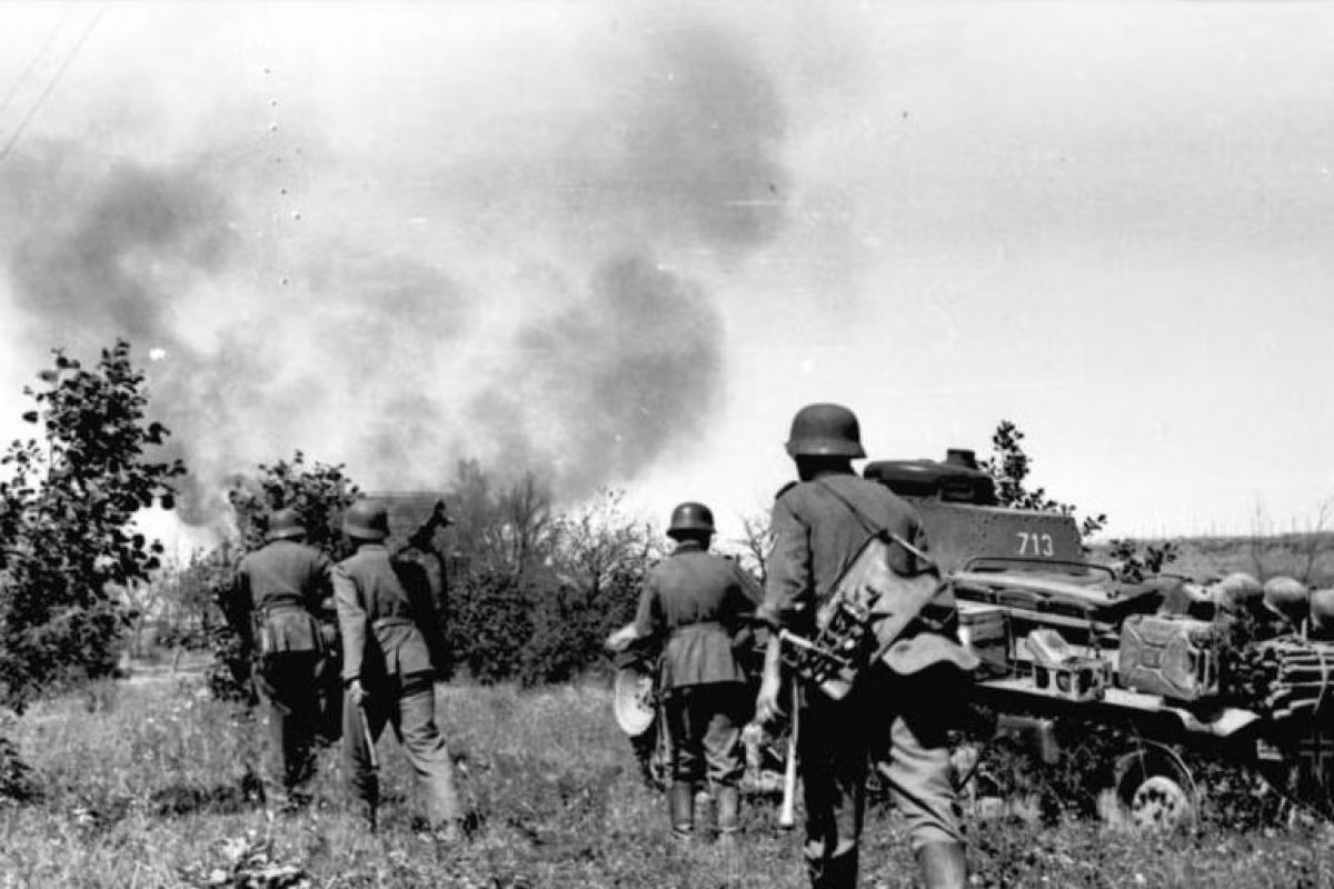 Vào tháng 6/1941, Đức quốc xã bất ngờ thực hiện Chiến dịch Barbarossa nhằm thôn tính Liên Xô. Trong những tuần tiếp theo, đội quân xâm lược của Hitler đã chiếm toàn bộ vùng Baltic, Byelorussia, và hầu hết Ukraine.