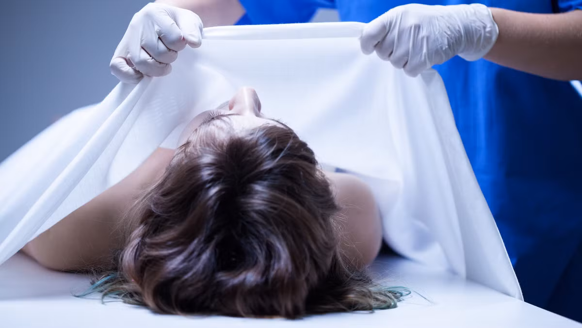 Theo các chuyên gia, sau khi qua đời, một loạt sự việc sẽ xảy đến như cơ thể bắt đầu lạnh đi, các bó cơ trong cơ thể bắt đầu cứng lại. Đặc biệt, các cơ trên mặt sẽ là nơi chịu hiện tượng dãn cơ đầu tiên. Tiếp đến, con ngươi lồi lên khỏi hốc mắt và phần lưỡi sưng to do tác dụng của sự phân hủy tế bào...