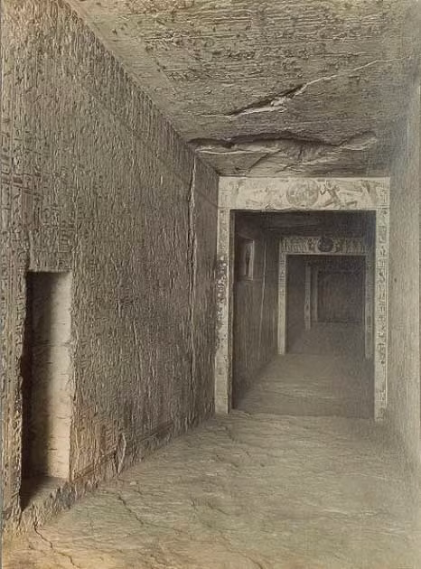 Hành lang dẫn tới các căn phòng trong lăng mộ của Tutankhamun.