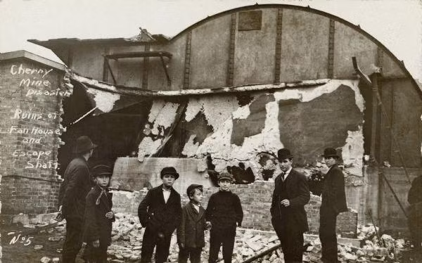 Đến ngày 13/11/1909, dư luận Mỹ rúng động khi xảy ra một vụ hỏa hoạn ở khu hầm mỏ tại thị trấn Cherry, bang Illinois. 259 người thiệt mạng trong thảm kịch này, bao gồm cả trẻ em.