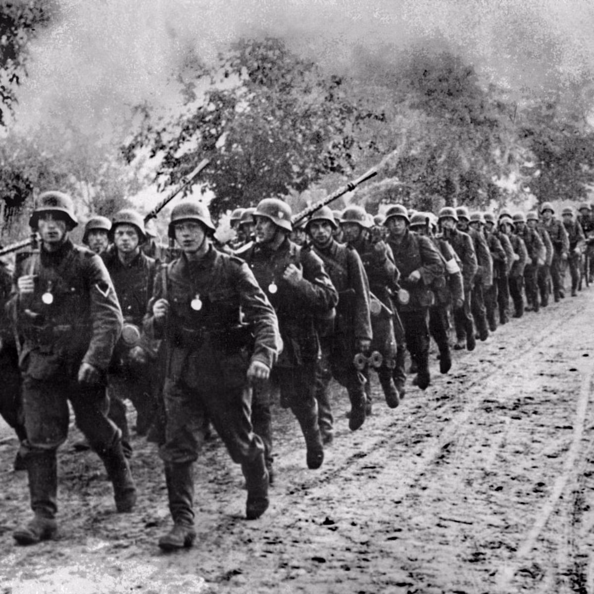 Ngày 1/9/1939, Ba Lan trở thành mục tiêu tấn công xâm lược đầu tiên của trùm phát xít Hitler và chính quyền Đức quốc xã. Trong cuộc chiến này, phát xít Đức triển khai lực lượng hùng hậu cùng số lượng vũ khí khủng hành động theo chiến thuật đánh nhanh thắng nhanh.