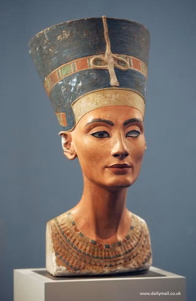 Trong suốt 20 năm nắm quyền (1473 trước Công nguyên - 1458 trước Công nguyên), Nữ hoàng Hatshepsut thực hiện nhiều cải cách kinh tế, văn hóa, chính trị, quân sự, đối ngoại... Nhờ vậy, Ai Cập ngày càng hùng mạnh và giàu có. Ước tính, bà hoàng này sở hữu khối tài sản khủng, chỉ riêng các mỏ vàng có giá trị khoảng 2 tỷ USD.