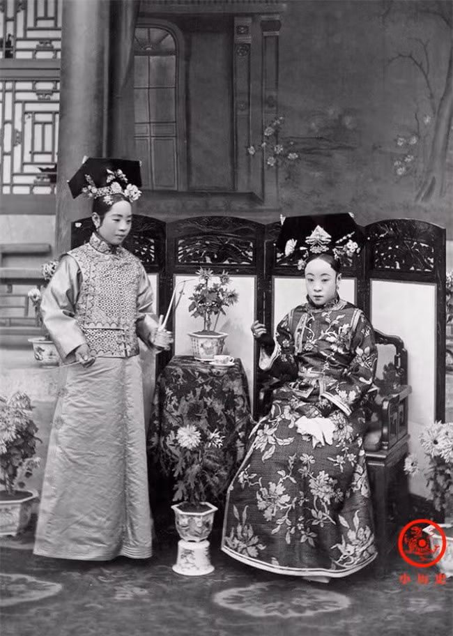 Ảnh chụp Qua Nhĩ Giai thị (phải ảnh) - mẹ ruột của hoàng đế Phổ Nghi. Bà là con gái của Quân cơ đại thần Vinh Lộc và được Từ Hi Thái hậu nhận làm con nuôi.