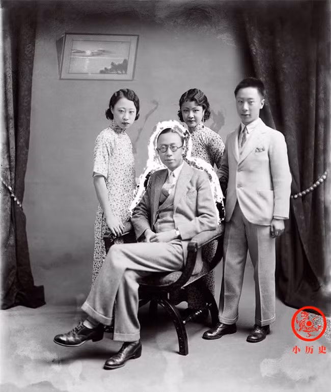 Vua Phổ Nghi chụp cùng em trai Phổ Kiệt, em gái Uẩn Hòa (trái ảnh), Uẩn Dĩnh (giữa ảnh).