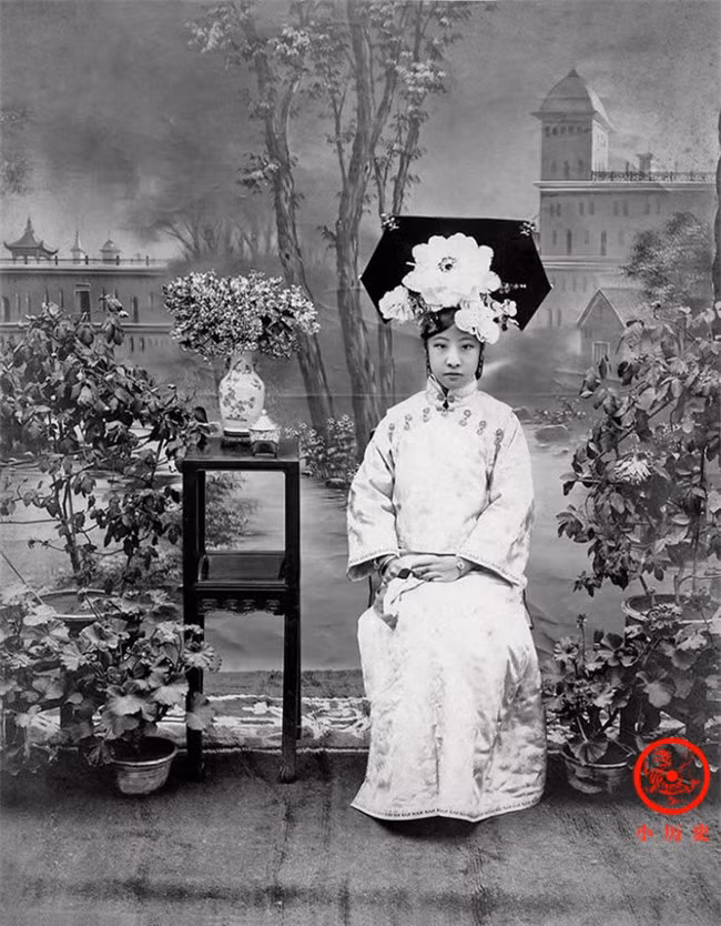 Thiếu nữ trong ảnh là Uẩn Anh - em gái cùng cha cùng mẹ với Phổ Nghi. Sinh ngày 9/8/1908, bà được Từ Hi Thái hậu ban tên là Dục Cách.