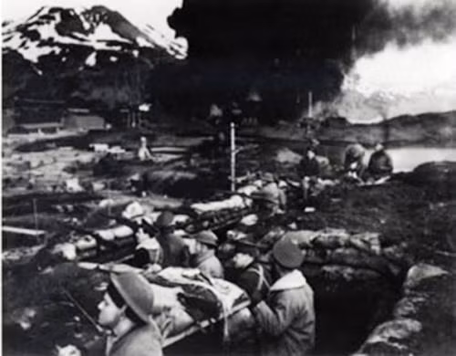 Đến sáng ngày 3/6/1942, Nhật Bản cho 32 chiến đấu cơ xuất kích từ 2 tàu sân bay nhằm đánh sập Dutch Harbor. Hai bên xảy ra giao chiến dữ dội khiến Mỹ bị thiệt hại nặng do lực lượng tại đây khá mỏng.