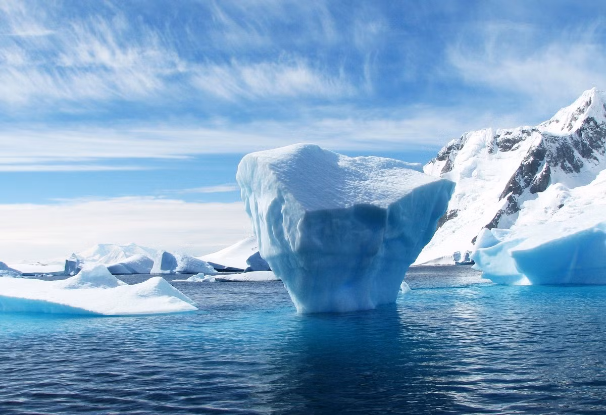 ACC chạy từ Tây sang Đông qua Drake Passage, vận chuyển từ 95 -150 triệu m3 nước/giây. Điều này khiến những tảng băng trôi nổi đi vào Drake Passage nhanh chóng bị kéo ra khỏi Nam Cực và bị xô tới vùng nước ấm hơn. Đó là nơi chúng tan chảy hoàn toàn và biến mất không một dấu vết.
