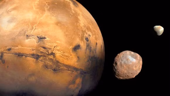 Mặt trăng Phobos là một trong 2 vệ tinh tự nhiên của sao Hỏa (vệ tinh còn lại là Deimos). Có bề ngang khoảng 27 km tại điểm rộng nhất và quay quanh sao Hỏa ở khoảng cách 6.000 km, Mặt trăng Phobos hoàn thành một vòng quay trọn vẹn quanh sao Hỏa 3 lần/ngày.