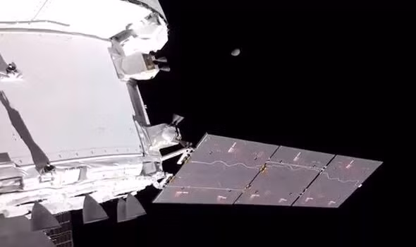 Tương tự, tàu Voyager 1 của NASA cũng từng chụp ảnh "chấm xanh" từ phía trên mặt phẳng của hệ Mặt trời và ở ngoài quỹ đạo sao Hải Vương. Trong những năm gần đây, các vệ tinh quan sát Trái đất như Suomi NPP và GOES-16 đều chụp ảnh hành tinh xanh từ xa.