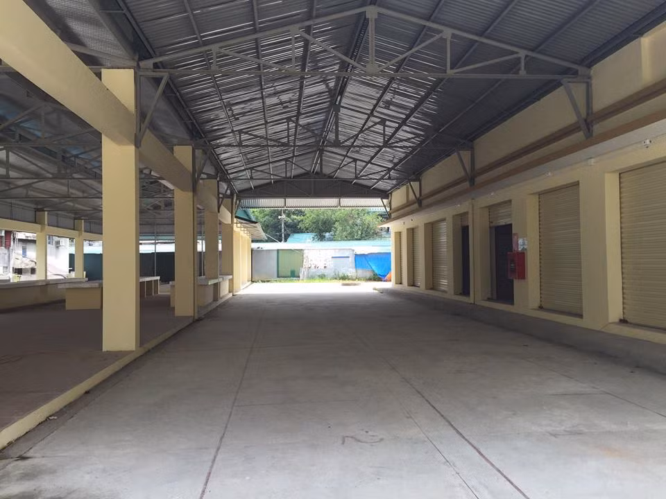 Thay vào đó, các tiểu thương vẫn kinh doanh buôn bán tại chợ tạm lụp xụp, lấn chiếm đường dân sinh khiến con đường này chật chội, nhếch nhác, làm ảnh hưởng đến giao thông trong khu vực. Điều này gây nên một nghịch lý.