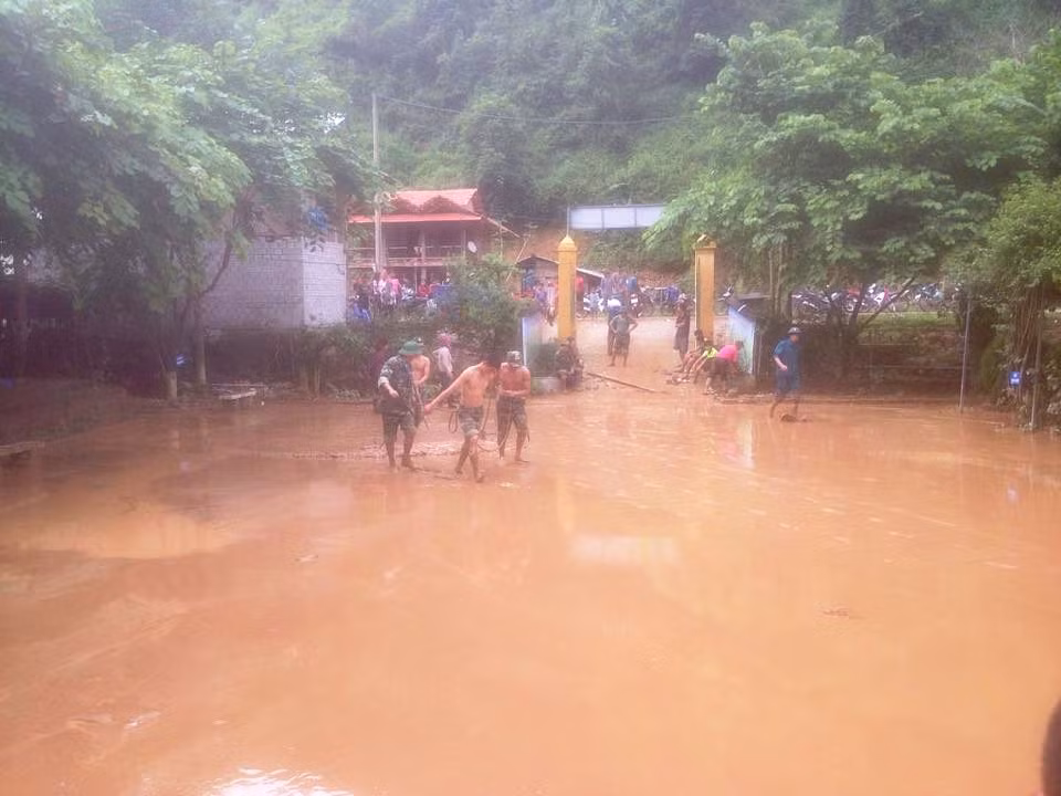 Dien Bien: Ngap lut den co, them nguoi mat tich do mua lu-Hinh-19