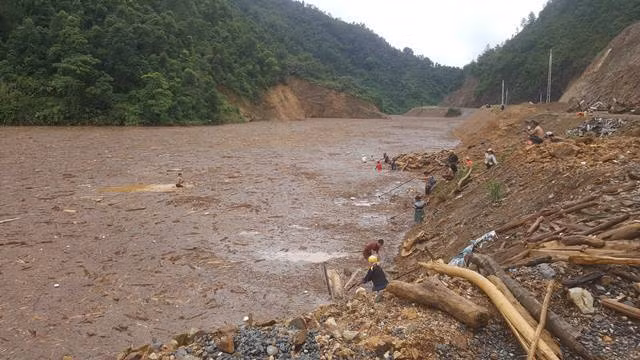 Tim thay thi the chau be bi lu cuon o Mu Cang Chai-Hinh-12