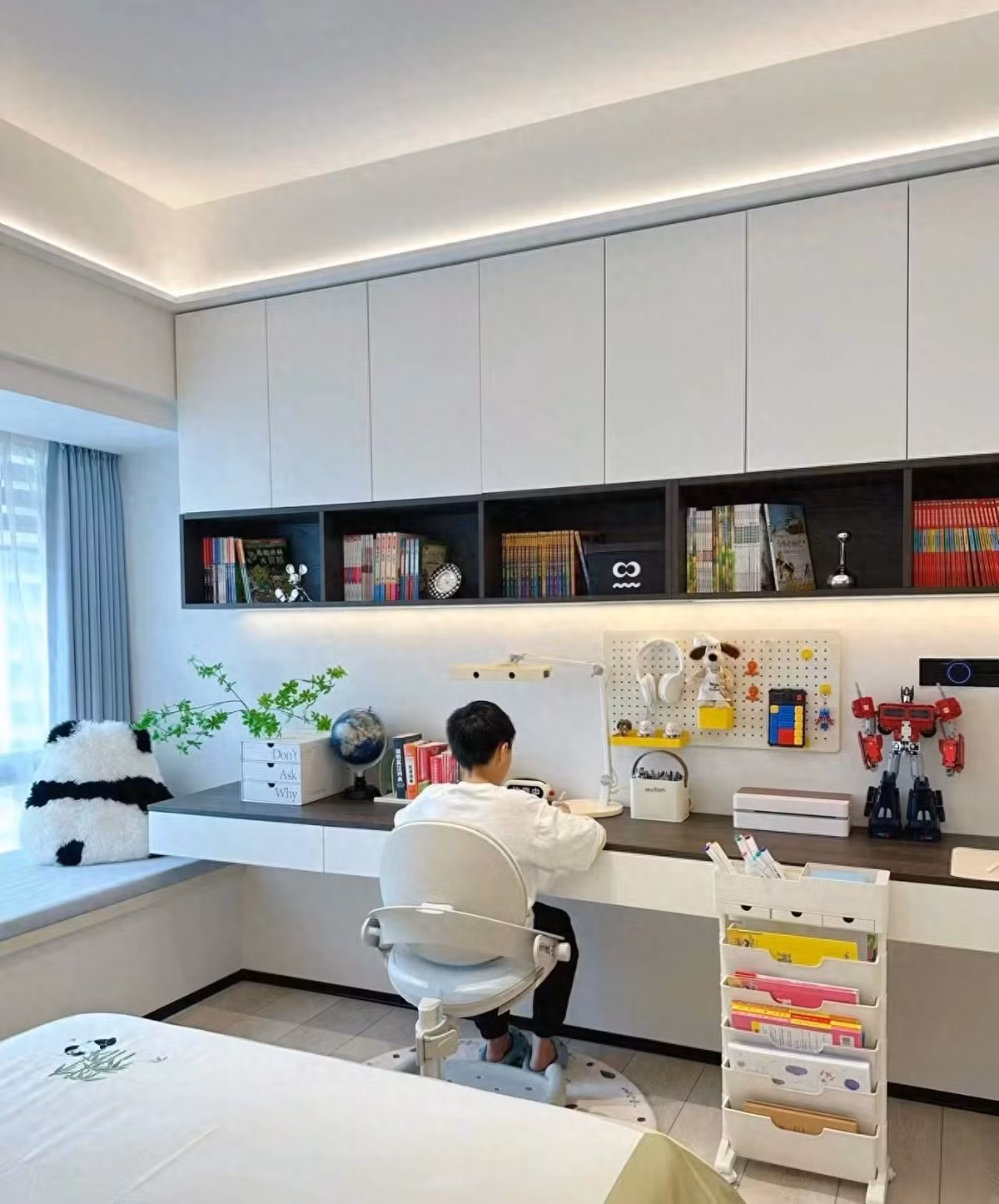 Nếu nhìn thoáng qua, bạn khó có thể đoán được rằng, căn phòng này có diện tích chỉ 18m2. Dù phòng không rộng, bạn vẫn có thể bố trí được góc đọc sách đẹp mắt cho bé, lại tách biệt hoàn toàn với bàn học. 