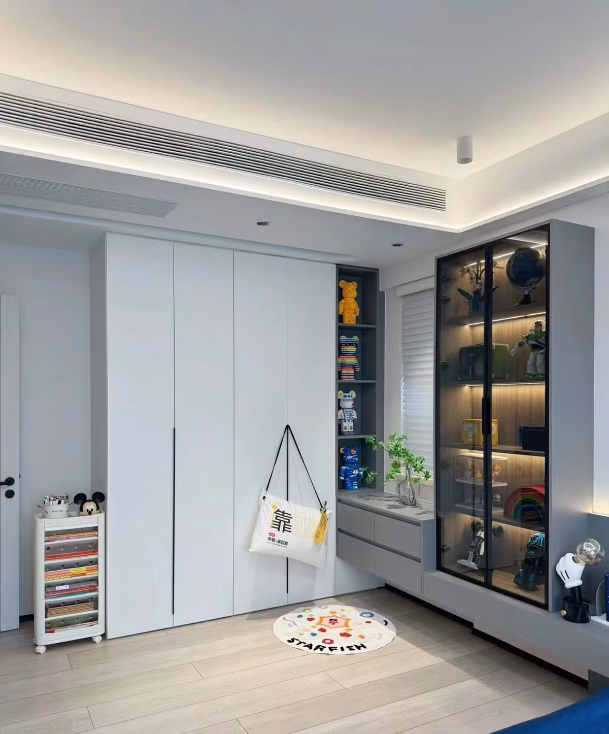 Phía dưới cửa sổ nhỏ là một ngăn kéo có thể đựng một số vật dụng linh tinh hoặc các món đồ trang trí mà bé yêu thích.Cách bài trí của phòng ngủ rất thiết thực. Trẻ em có thể sống trong đó từ khi còn nhỏ cho đến khi trưởng thành và không dễ trở nên lỗi thời. 