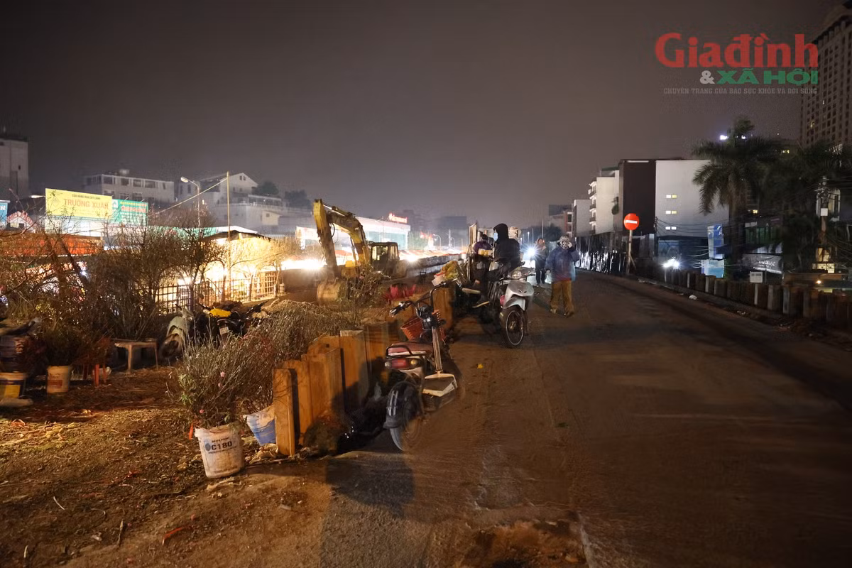 Vì dự án mở rộng đường Âu Cơ - Nghị Tàm bị chậm tiến độ và hiện trường phần đường nhánh 5 mét mỗi bên đường vẫn đang được thi công, nên các phương tiện ô tô rất khó ra vào chợ. 