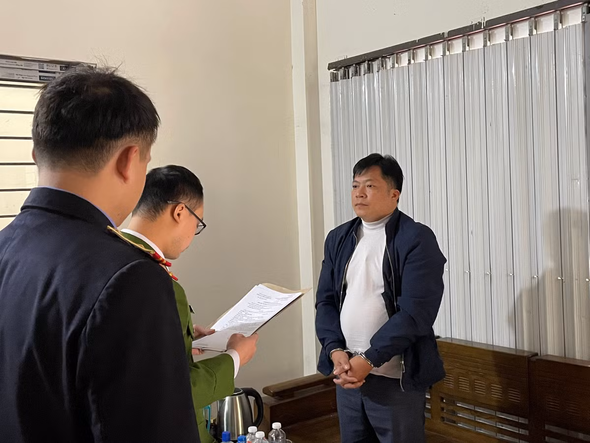 Giam doc doanh nghiep xang dau lua dao, chiem doat hon 8 ty dong