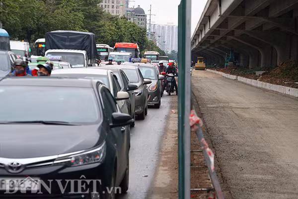 Do nhu cầu đi lại vào dịp cận Tết của người dân tăng cao, cộng hưởng với việc làn đường bị thu hẹp, khiến nhiều tuyến đường Thủ đô thường xuyên bị ách tắc.