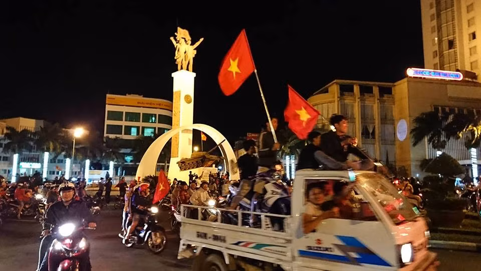 Tại TP Buôn Mê Thuột (Đắk Lắk) rất đông người dân đổ ra quảng trường ăn mừng.