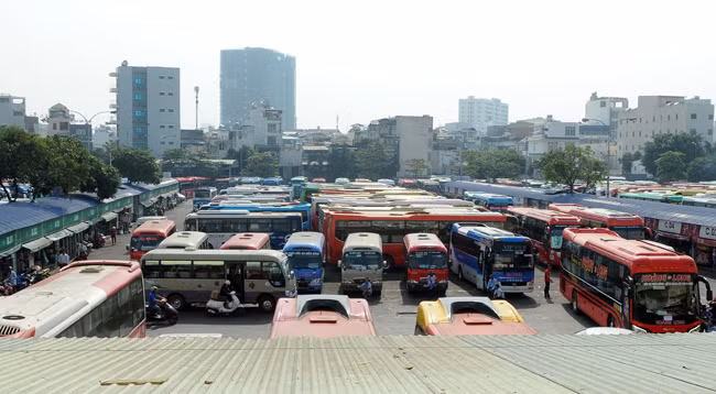 Anh Lê Văn Hùng (quê Bình Định) cho biết: "Giá vé xe về quê hôm nay là 600.000 đồng, cao hơn 350.000 đồng so với giá vé ngày thường. Sau khi được nhà xe thông báo sẽ khởi hành vào lúc 9 giờ sáng, do sợ kẹt xe trong những ngày Tết nên tôi đã chủ động đến bến trước một tiếng, giờ ngồi đây đến hơn 10 giờ mà xe vẫn chưa xuất bến".