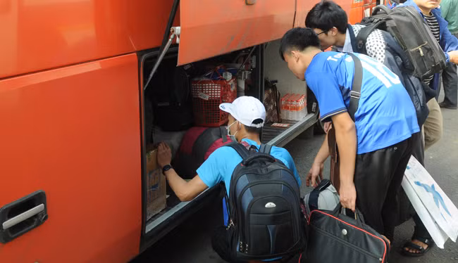 Trong khi đó, tại bến xe Miền Tây, lượng khách đi lại trong dịp Tết vẫn còn thưa thớt, bởi đây là chặng đường ngắn, từ TP Hồ Chí Minh về các tỉnh miền Tây, nên cao điểm được dự kiến rơi vào các ngày từ 27 tới 30 Tết.