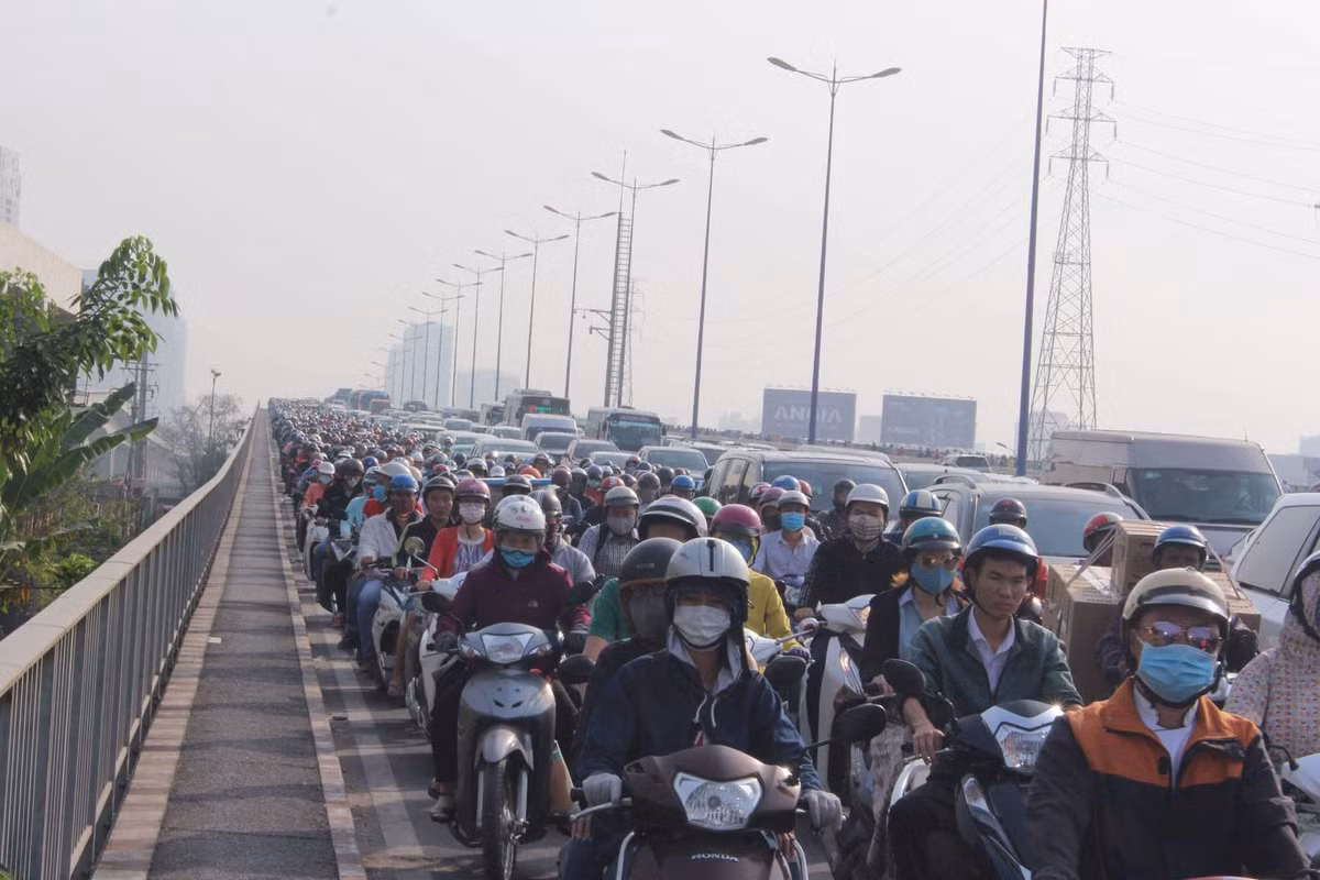 Nhích từng mét trên cầu Sài Gòn.