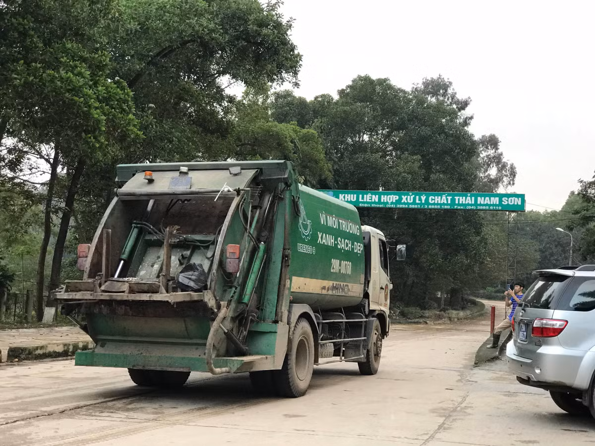 Sau nhiều cuộc đối thoại với người dân, vận động của chính quyền thì đến chiều ngày 14/1 người dân mở lối cho các xe chở rác vào bãi xử lý. 