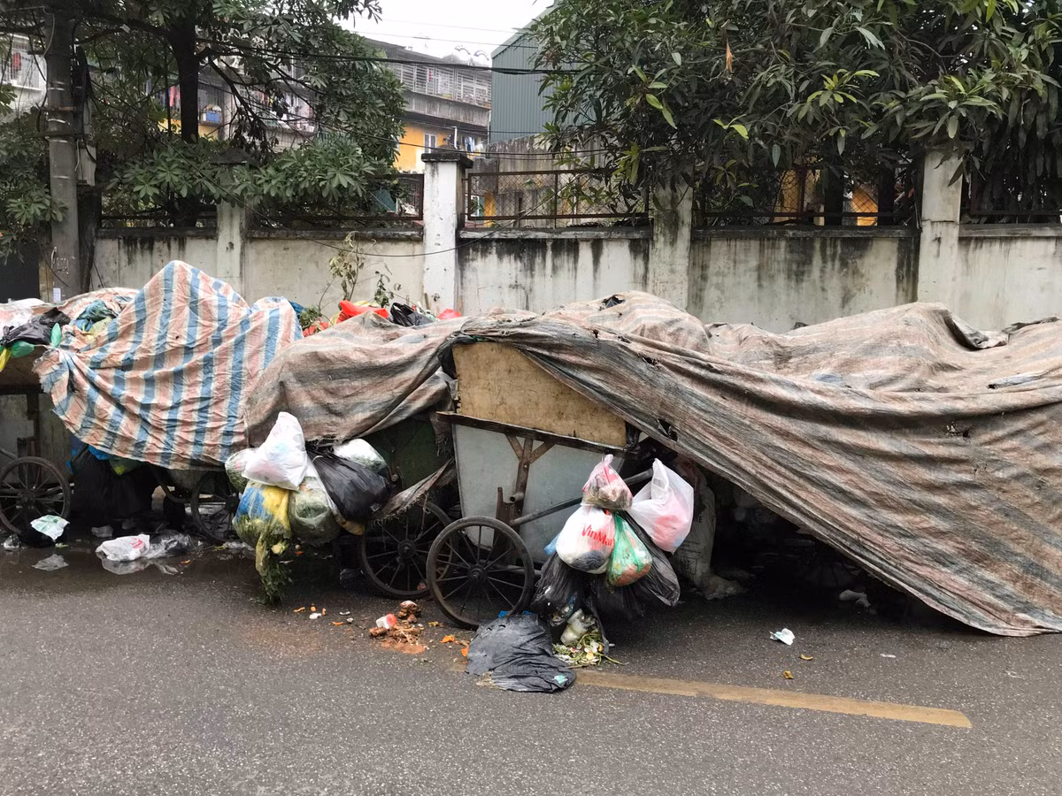 Tại khu vực Thanh Xuân, một số nơi rác thải vẫn "nằm im" bốc mùi hôi thối. 